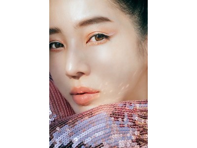 夢のコラボレーション！韓国の名だたるアイドルのメイクを手がけてきたメイクアップアーティストチョ・サンギと共同開発したアイグリッターが登場。