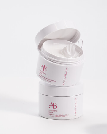 【肌をいたわり、パワフルなメイク落ち】植物由来の美容成分*¹を新たに配合。パッケージを刷新し、大人肌のための多機能クレンジングバームが内容量を25％増量（100g）してリニューアル*²！