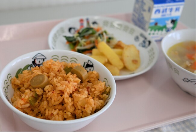 【埼玉県狭山市】学校給食もサッカーワールドカップを応援！対戦国の料理をぺろりと平らげ、日本代表の勝利につながれ！（対戦国の料理など14メニューが6月の学校給食に登場）