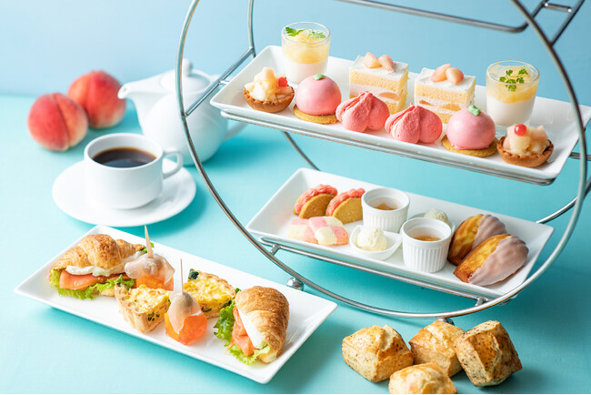 タルトや杏仁、ショートケーキやピンチョスまで多彩な味わいを3段スタンドで。桃のやさしい甘みが広がる、夏限定のご褒美アフヌン「ピーチアフタヌーンティー」～小田急ホテルセンチュリーサザンタワー～