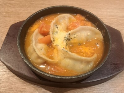 肉汁餃子のダンダダン 下北沢店にて『旨辛トマチー鉄板水餃子』期間限定発売