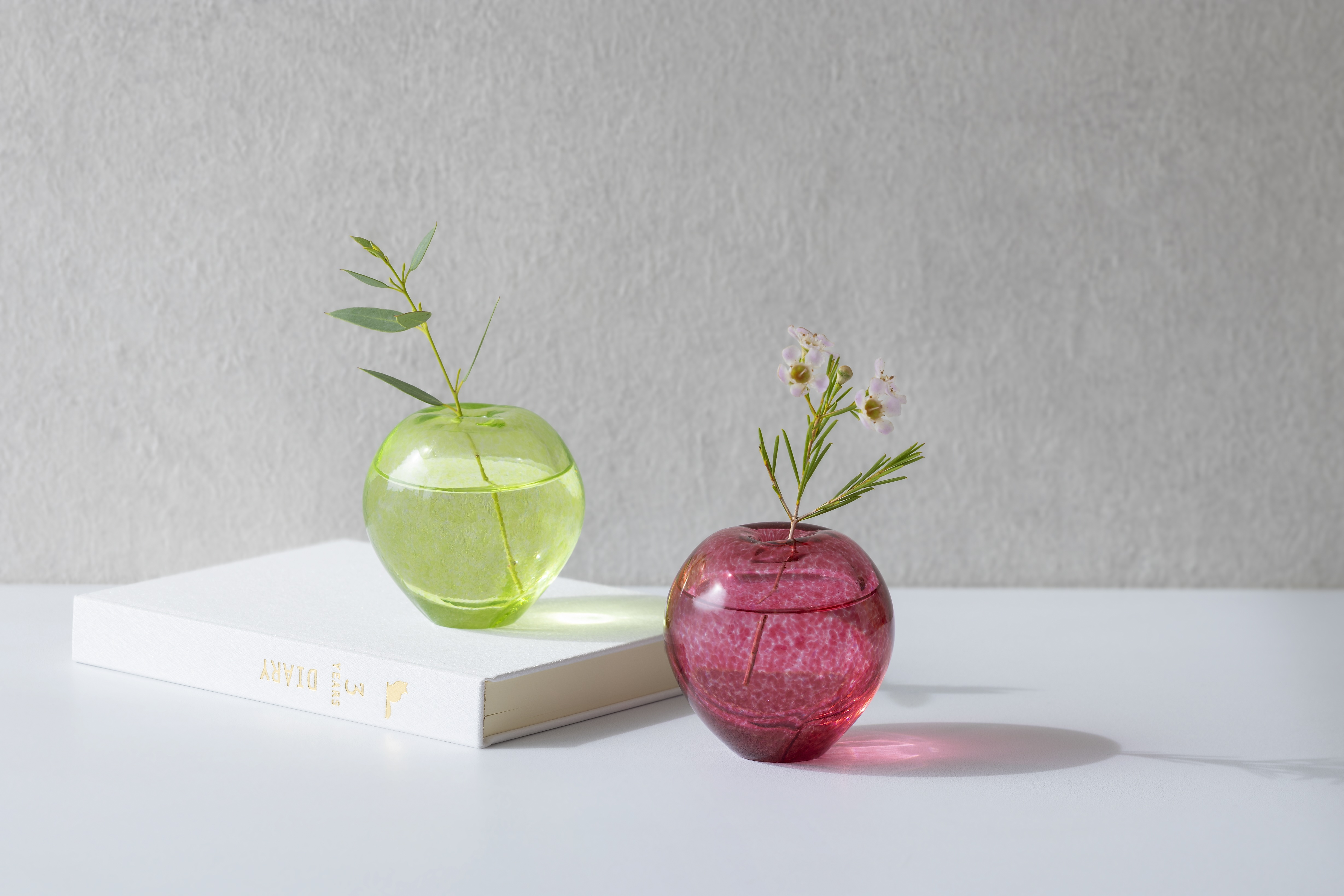 津軽びいどろ　りんごをかたどった一輪挿し　11月13日(木)より直営店先行販売