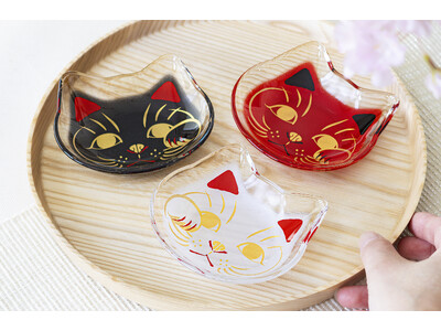 猫の顔型のガラス豆皿「めでたmono 福色招き猫」　10月中旬より順次発売