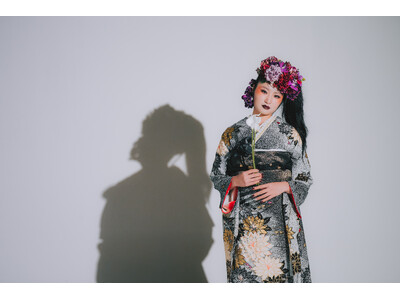 大阪・高槻で2027年成人式予約開始。ママ振袖を白ホリスタジオ「Root/B」でおしゃれに撮影