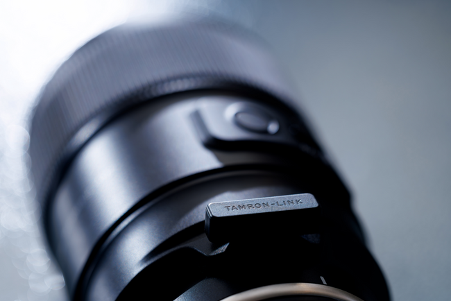 TAMRON Lens UtilityTM�̖���������\�ɂ���A�N�Z�T���[�uTAMRON-LINK(TM)�v���������iOS*1�Ή��̂��m�点