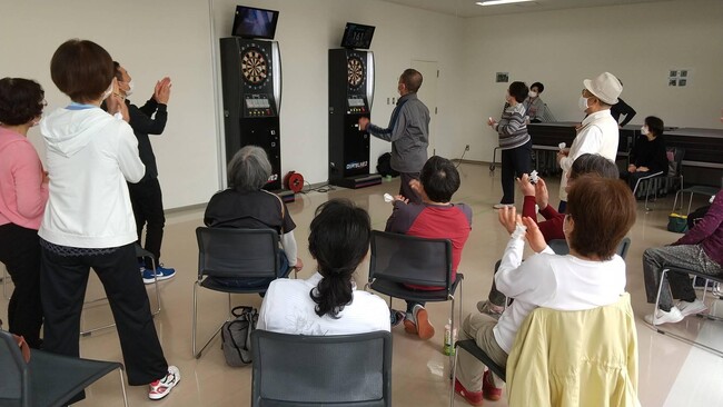 【9月21日は認知症の日】遊びながら脳を鍛える！ダーツで軽度認知症の改善効果を確認――県立広島大らとの共同論文を発表