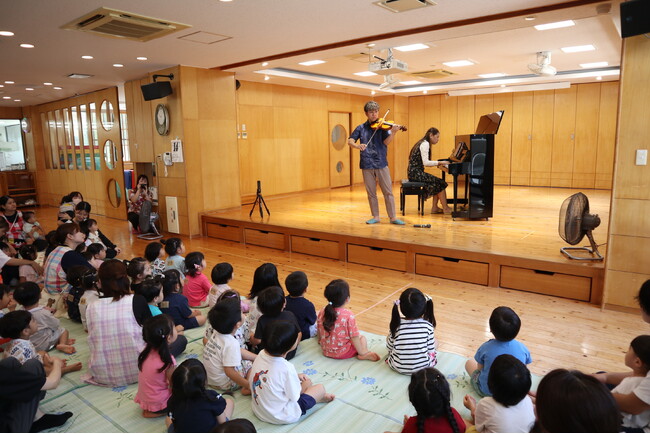 保育園がコンサート会場に。子どもたちがプロの生演奏を体感　～「100万人のクラシックライブ」を沖縄県・つなぐ認定こども園で開催～