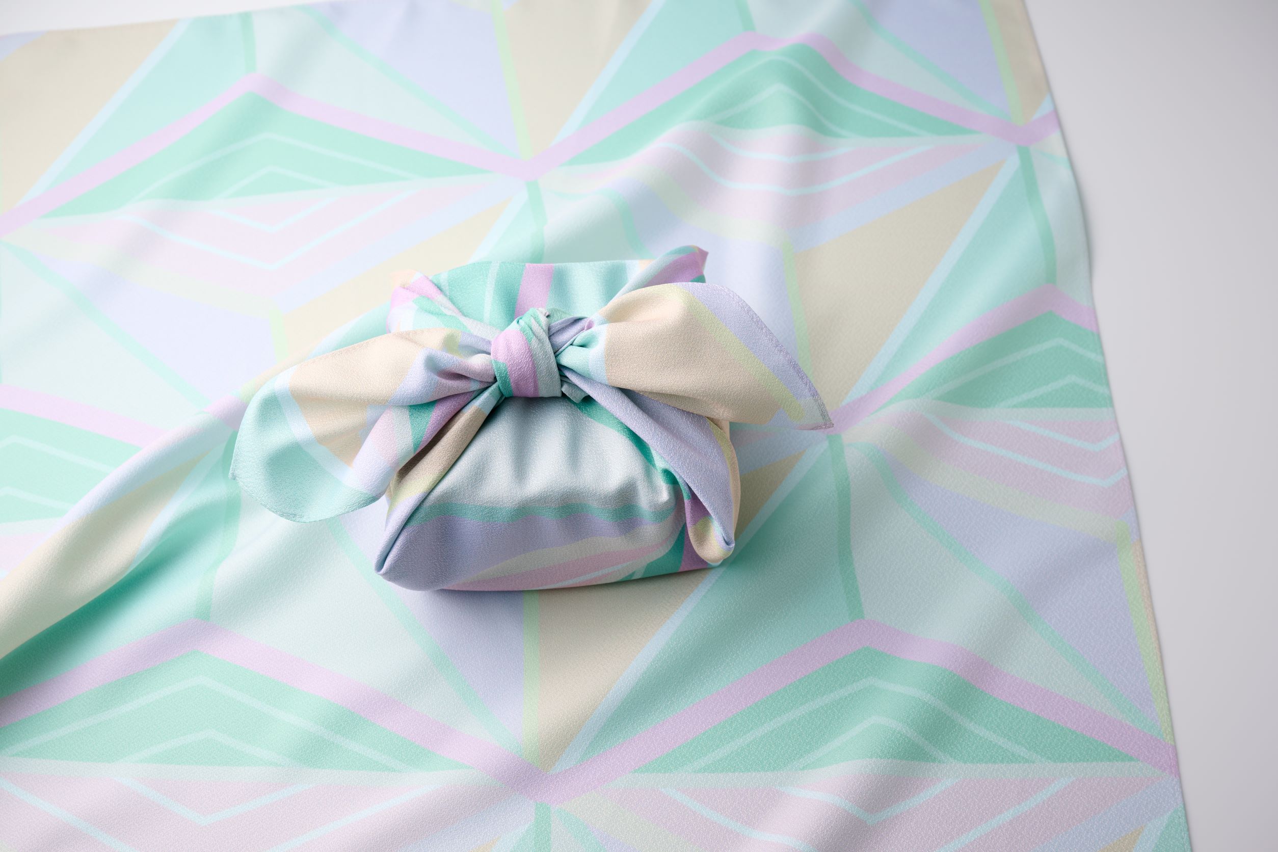 CLINIQUE×Frankie Cihi 日本の風呂敷からインスパイアされたクリニーク限定 ラッピング クロスを全国の百貨店でプレゼント