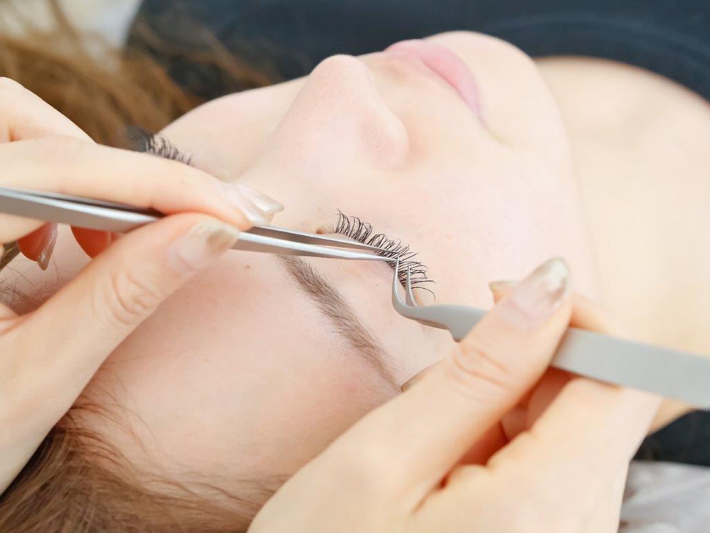 2019年11月22日【ALLESKLAR COSMETICS】を展開するアレスクラボーテが、目元ケア専門店「EYE.」を大阪市淀川区西中島にオープンいたします。
