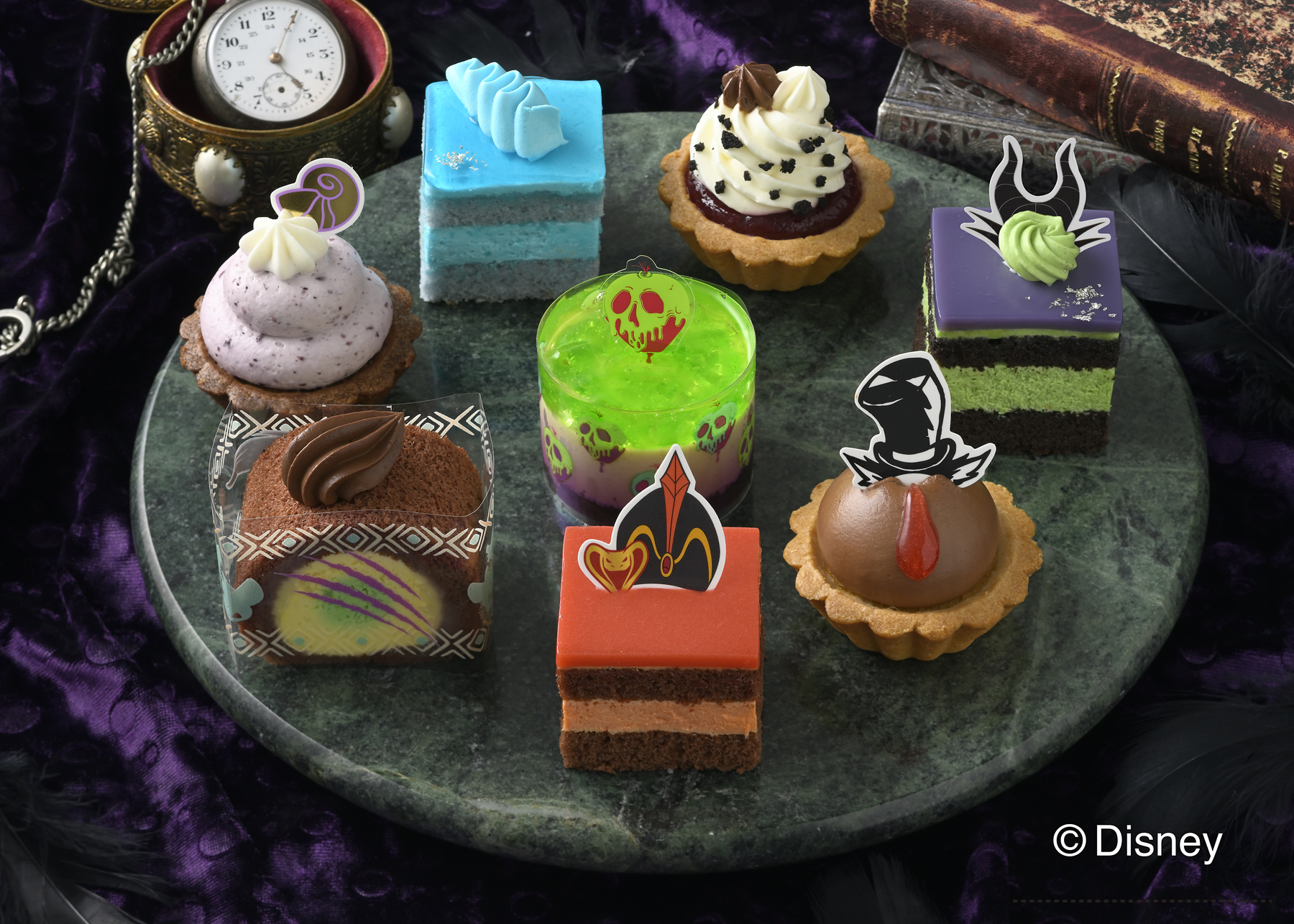 【銀座コージーコーナー】「ディズニーヴィランズ」をモチーフにしたプチケーキアソート&今年は「マレフィセント」と「アースラ」をイメージしたムースケーキも新登場！