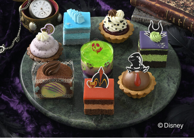 【銀座コージーコーナー】「ディズニーヴィランズ」をモチーフにしたプチケーキアソート&今年は「マレフィセント」と「アースラ」をイメージしたムースケーキも新登場!