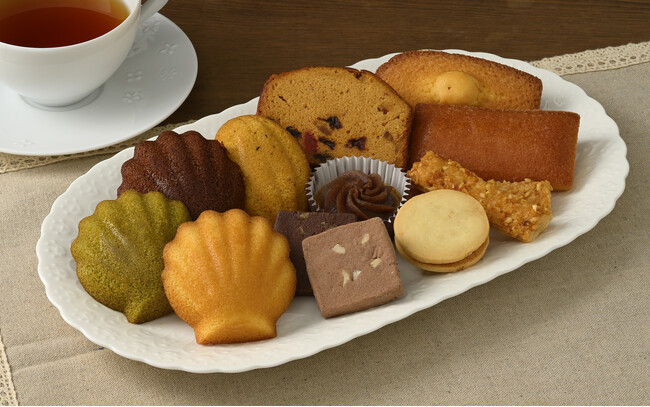 【銀座コージーコーナー】洋菓子専門店が贈る、秋冬限定のスイーツギフト。一つひとつ手の込んだ、味わいや食感の異なる焼菓子をアソート