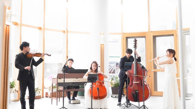 横浜駅が『上質』な音楽空間に。YSC×Minichestra 2025クリスマスコンサート開催決定！