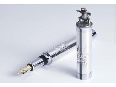 世界限定8本。創業者の生誕140周年を記念した人間国宝による至極の1本　重要無形文化財 人間国宝「彫金」保持者 桂盛仁 作　　『阪田久五郎 生誕百四十周年記念 彫金万年筆- 鳥獣戯画-』