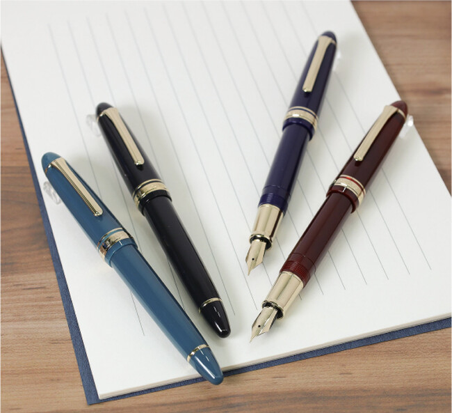 ほどよい重厚感のある金属製の大先を搭載した　『プロフィット カジュアルL ステイブル ゴールドトリム 万年筆』