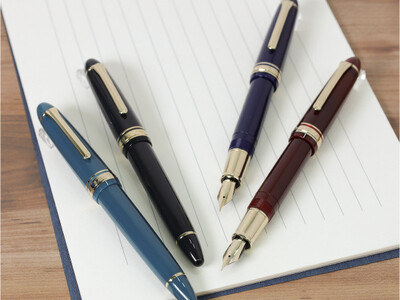 ほどよい重厚感のある金属製の大先を搭載した　『プロフィット カジュアルL ステイブル ゴールドトリム 万年筆』