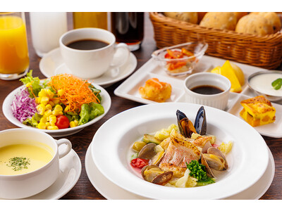 ローストビーフ、豚肉と野菜のせいろ蒸しなどハーフブッフェランチの選べるメイン料理が春バージョンに。