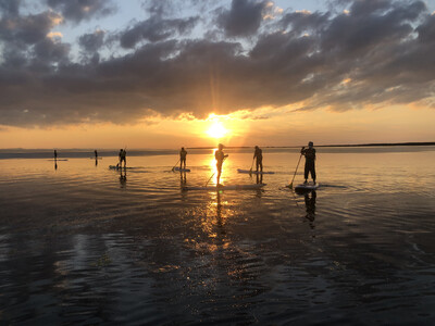 【夕日に染まる湖を水上散歩】「サロマ湖 鶴雅リゾート」で宿泊者限定のSUP体験を7月開始