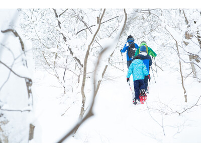 北海道リゾート「鶴雅」より、日本有数の水質を誇る神秘の湖「支笏湖」の大自然で体験できる冬のアクティビティメニューが水の謌施設内「アドベンチャーベース［SIRI］」に登場！