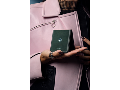 Motorolaが新世代Razrに ALCANTARAを採用
