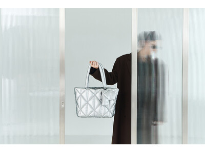 【PELLE BORSA】人気「パフィバッグ」が進化！メタリック×ふわふわ質感の“シャイニーパフィ”新登...