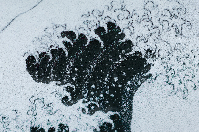 ～水晶の中に、波が立ち、風神雷神が舞う～かつて絹や紙の上に描かれた名画たちが、時を超え、新たなかたちで甦る。