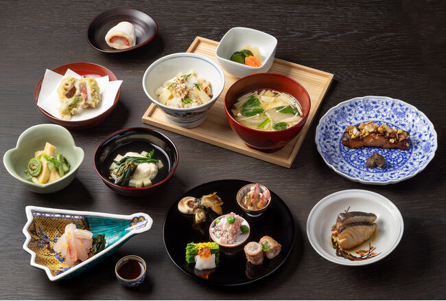 北陸の古都 金沢、兼六園下のホテル「HOTEL AO KANAZAWA」では“北陸の春味を楽しむ”ディナーコース付き宿泊プランを、5月31日まで販売中。
