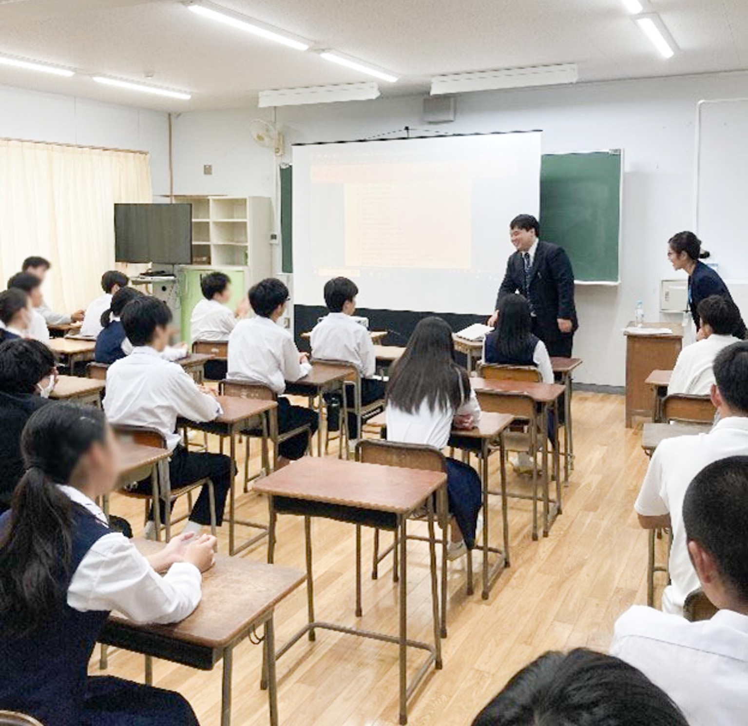 本業は、TikToker！？～中学校での「キャリア講話会」にアディーレの弁護士が登壇～