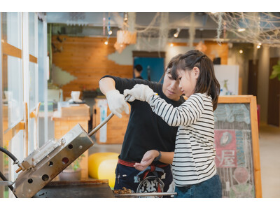 【愛知・知多半島】牡蠣小屋で牡蠣をぺったんこ！”焼きたて牡蠣せんべい作り体験”が今だけ期間限定で半額開催！