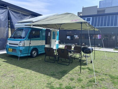 【愛知県一宮市】まるで秘密基地。キャンピングカーで過ごす“日帰りBBQサイト”が5月1日オープン｜泊まらなくても味わえる、1日2組限定のキャンピングカー貸切BBQ体験