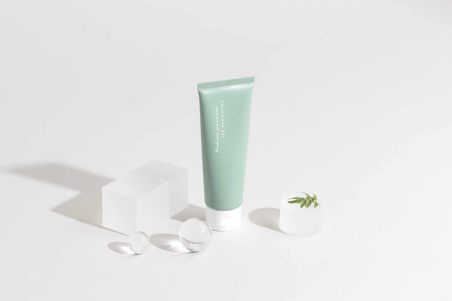 アロマのような香りが心地よい、天然由来成分配合のハンドクリーム「LEA ハンドクリーム」2022.11.14 新発売