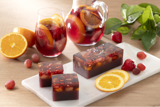 サングリア×和菓子の甘い華やぎ。京都・丹波地方産赤ワインと６種のフルーツでつくる、大人の味わい「サングリア羊羹」を2025年5月30日(金)より期間・店舗限定にて新発売いたします。
