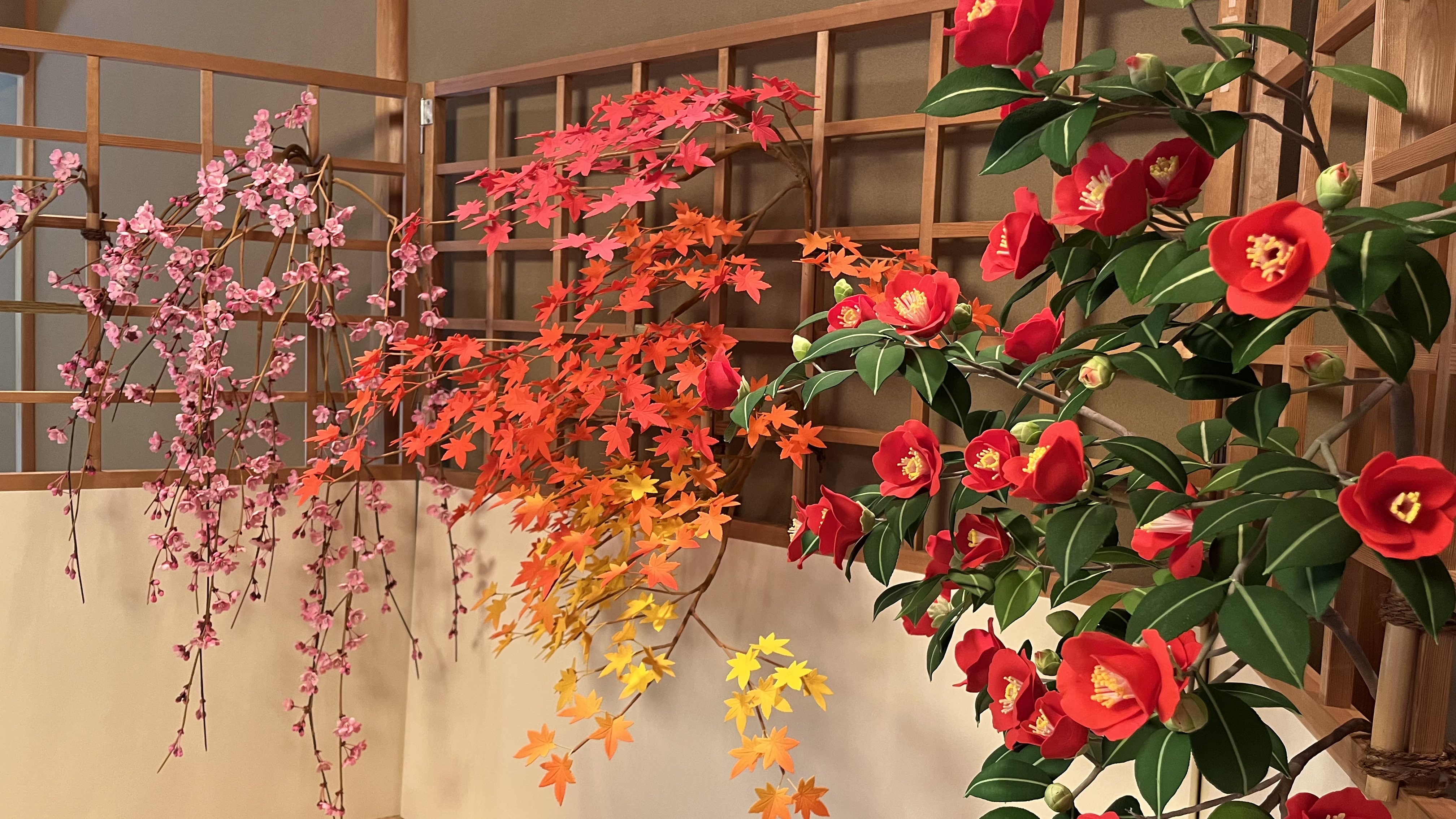 第28回全国菓子大博覧会にて「農林水産大臣賞」を受賞した工芸菓子「京のいろどり」を、鶴屋吉信 本店にて特別展示中です。