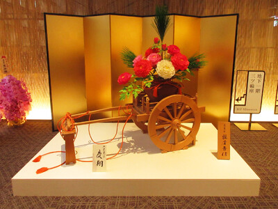 京都五花街「宮川町歌舞練場 三ツ輪座 杮落し公演」にて、記念の工芸菓子「慶翔」を特別展示中です。