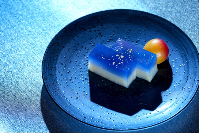 梅酒カクテル専門店「The CHOYA（ザ チョーヤ）銀座BAR」星舞う夜空をイメージした羊羹と満月を表現した完熟梅の甘露煮を一皿に、初の和菓子「梅桃乃羊羹 星空と月あかり」を10月6日新発売！