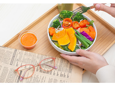 デザインと配色でお肌に馴染みやすくお顔を明るく演出　オトナ女性のための眼鏡「CLAUDIA FOREST」の新作