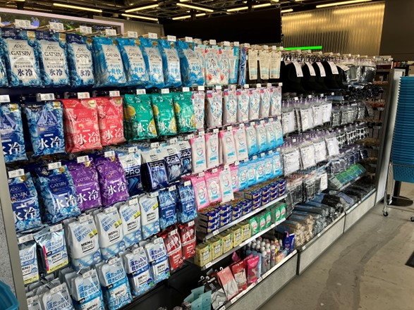 【大阪・関西万博店】早くも夏日到来！暑さ対策商品は前年比で約110％の売上！ファミリーマートで万博めぐりをもっと快適に！熱中症対策アイテムの売り場を150％に拡大！入店待ちの方に日傘無料貸出も