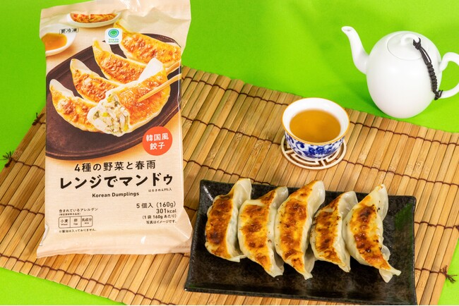 売上前年比約113％と好調なファミマルの冷凍食品に韓国風餃子が登場！「レンジでマンドゥ」7月29日（火）より発売～レンジで温めるだけで焼き目つき餃子が楽しめる！～