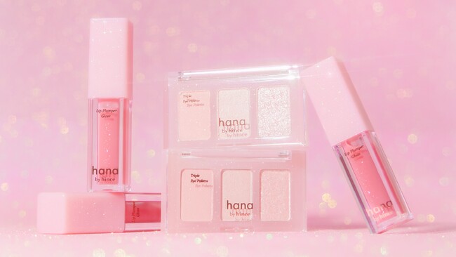 ファミリーマート限定メイクアップブランド「hana by hince」ピンク色の煌めきを宿したホリデーコレクションを発売～アイパレットの新色とブランド初、リッププランパーグロスが登場！～