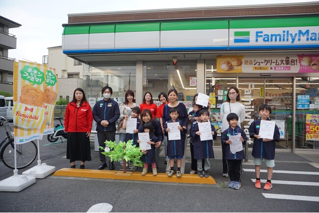 親子がスマホで挑む！「のみものクイズラリー」　「ファミマこども店長＋SDGs」初の企業コラボを練馬区で実施 ～映像を通じて、リサイクルの仕組みを楽しく学ぶ～