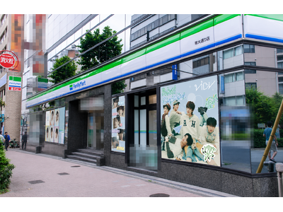 日本武道館デビューショーケース開催記念！期待のボーイズグループ「VIBY」の店舗ラッピングを8月11日（火）から期間限定で展開！～全国で買える！ファミリーマート限定ブロマイドも発売決定～