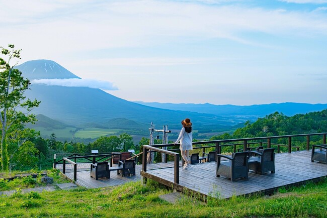ウエスト山頂に新名所誕生!羊蹄パノラマテラスにフォトスポット&山頂カフェが新登場!絶景を背景に「RUSUTSU」で写真を撮ろう