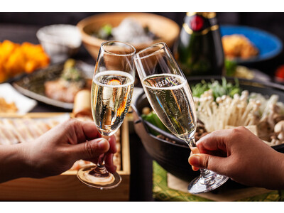 年末年始の特別なお集まりのためにご用意した、塚田農場の「ちゃんこ鍋プレミアムコース」は、“泡”つき約80種のドリンクで華やか！おみやげつき＝大好評提供中＝