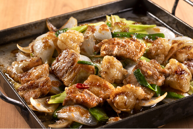 【芝浦食肉・関根精肉店】旬の野菜を芝食流の味わいで！春のホルモンはたっぷりの新玉ねぎと豚バラでボリューム満点の「生姜焼き」