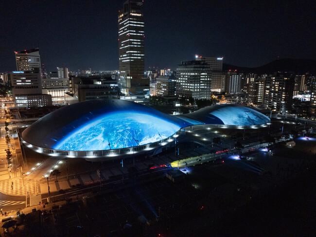 【開催中】一旗プロデュース「あなぶきアリーナ香川 プロジェクションマッピング 2025」を香川県高松市で開催。中四国最大級のアリーナの屋根に壮大なスケールの映像を投影。ドローン空撮写真を公開。