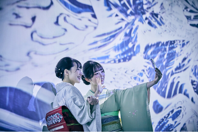 6月28日（土）～8月17日（日）まで福岡・JR博多シティで開催する「動き出す浮世絵展 FUKUOKA」で2つの着物体験企画「気軽に羽織れる着物ジャケット」と「和装スタイル体験」を期間限定で実施。