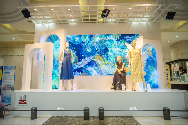 一旗プロデュース・ジェイアール名古屋タカシマヤ館内装飾「It's a Wonderful Meeting!」のムービーを展示中。「開放感ある鮮やかな夏の情景」をテーマにしたデジタルコンテンツ。
