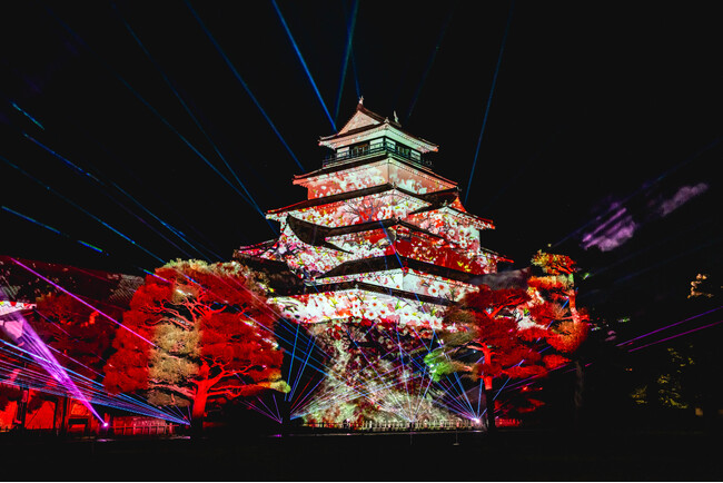 【開催中】鶴ヶ城天守閣再建60周年記念事業「鶴ヶ城 プロジェクションマッピング 2025」を福島県会津若松市で10月5日まで開催中。公式記録写真を公開。鶴ヶ城で6年ぶりのプロジェクションマッピング。