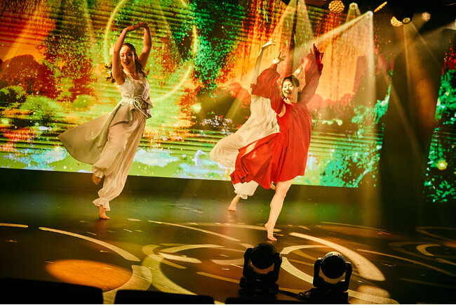 ����v���f���[�X�u��III �I���W�i���p�t�H�[�~���O�A�[�c�v�̉��ځuMYSTERIO �|�~�X�e���I�|�v�̃R���Z�v�g���[�r�[�����J�B�u��III�v�́u�����~�G�[���V�A�^�[�v�Ń����O�����㉉���B