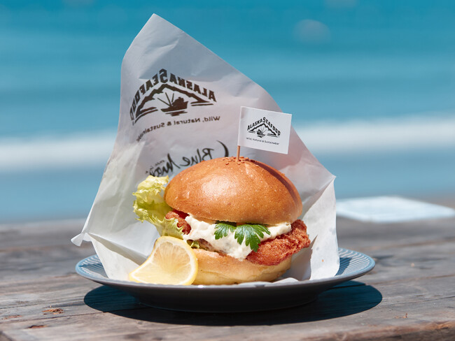 昨年好評のアラスカ産スケソウダラのフィッシュバーガーが今年も登場!葉山の海の家「Blue Moon Hayama」で8月31日まで提供